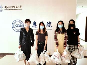 高玲书记为在校生发放爱心慰问品