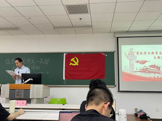 图片包含 室内, 人, 男人, 天花板

描述已自动生成